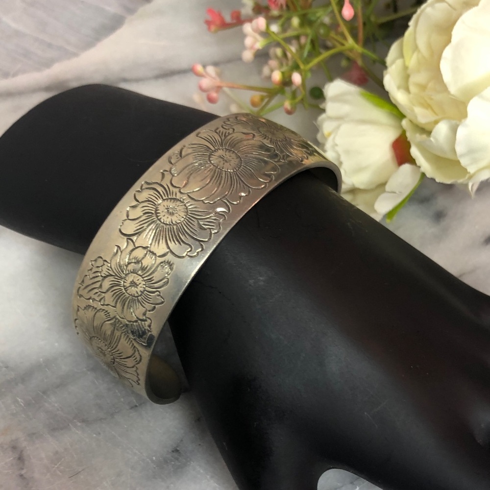 Vintage 70s S KIRK & SON pewter wide cuff daisy flower bangle bracelet